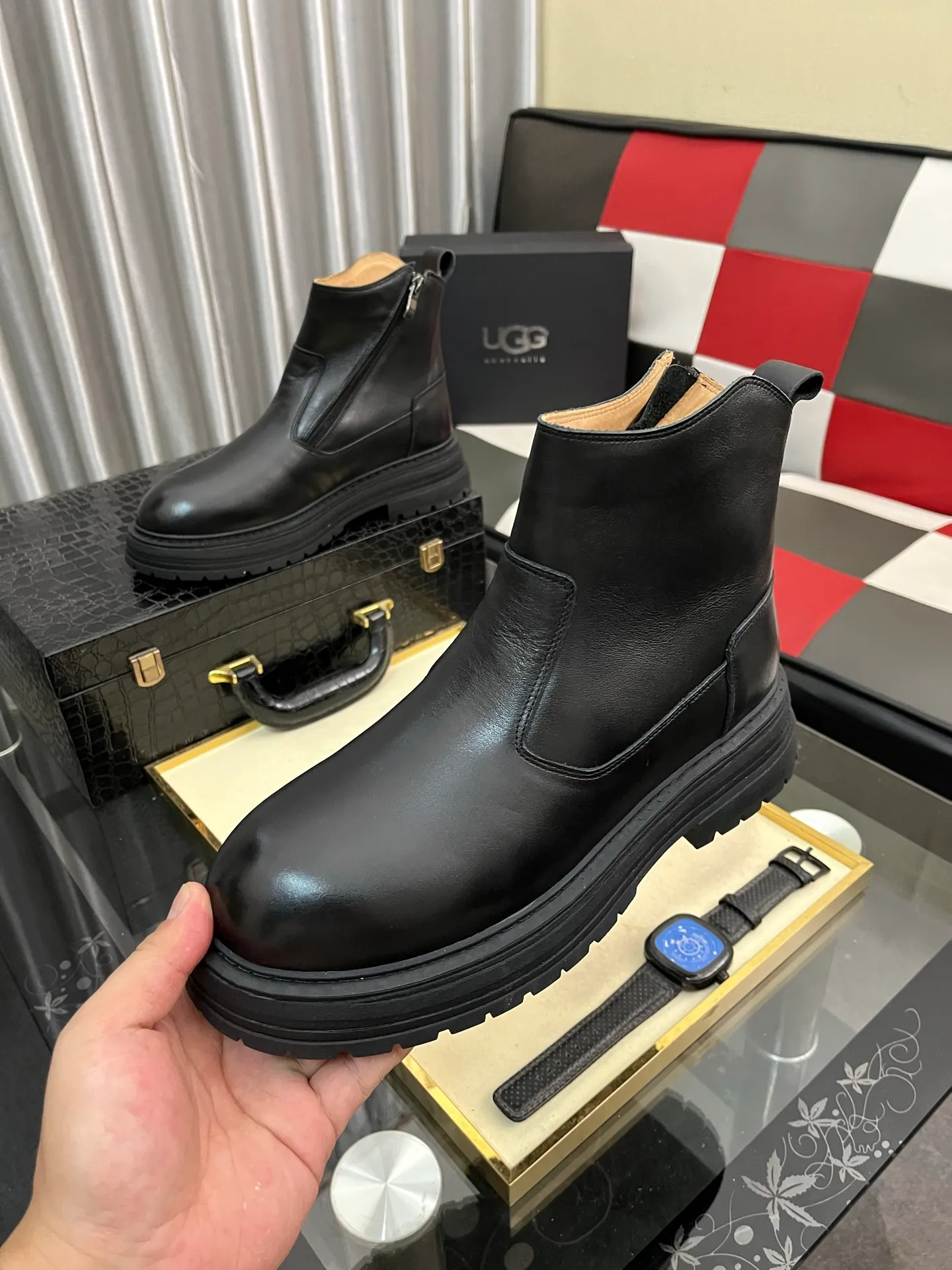 Ex-factory price: 680⌚️⌚️Thick wool imported from Australia Brand: UGG genuine purchasing agent Size: 39-44 (45 customized) Grade: Official website 1:1 Material: First layer of genuine leather waterproof and antifreeze upper Real wool lining Original non-slip and wear-resistant outsole Style category: Men's casual shoes Trendy style Comfortable on the feet Color: Official website color synchronization